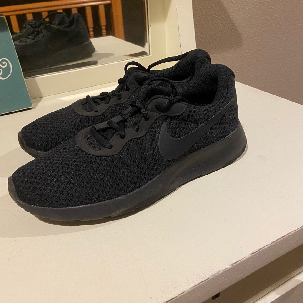 nike tanjun tennis shoes